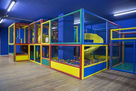 Parque de bolas en un restaurante familiar