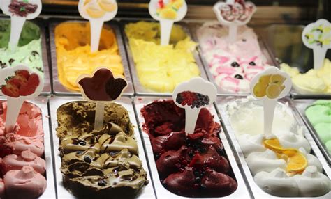 Variedad de helados en una heladería