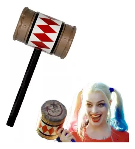 Harley Quinn con su mazo característico