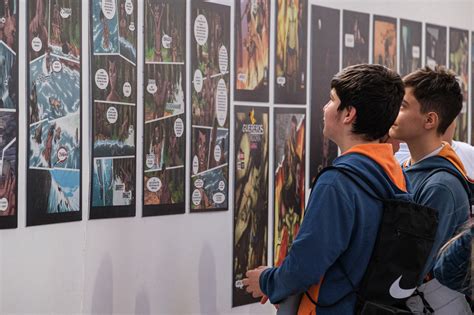 Niños participando en un taller de cómic en el Salón del Cómic de València