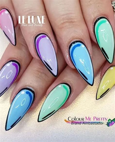Diseño de uñas efecto cómic con colores vibrantes