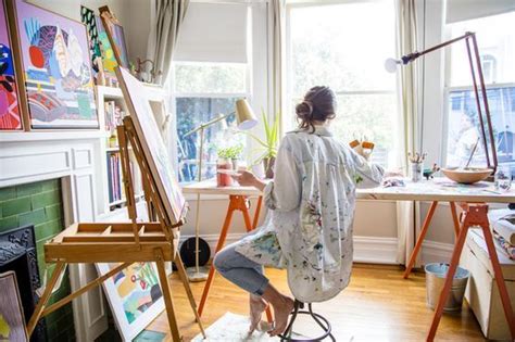 Estudiantes trabajando en un estudio de arte