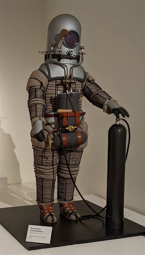 Ilustración de Emilio Herrera y su traje de astronauta