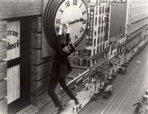 Harold Lloyd colgando de un reloj gigante