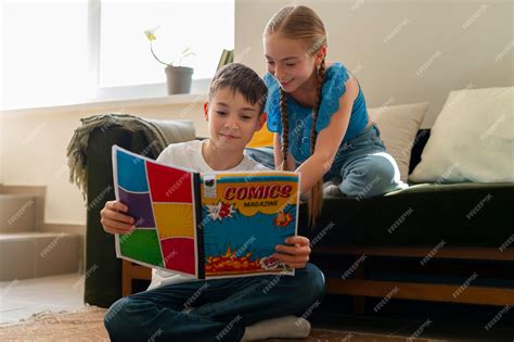 Niños leyendo cómics