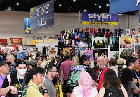 Artistas trabajando en el Artists' Alley de una Comic-Con