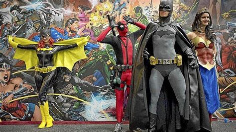 Personas disfrazadas en una Comic Con