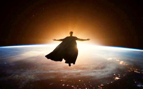 Superman volando cerca del sol