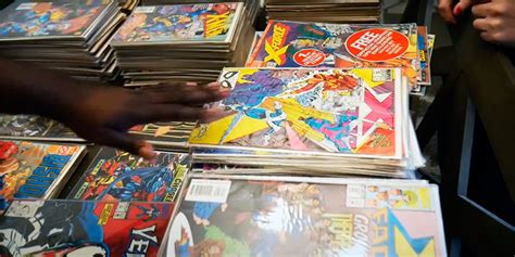 Colección de cómics antiguos apilados