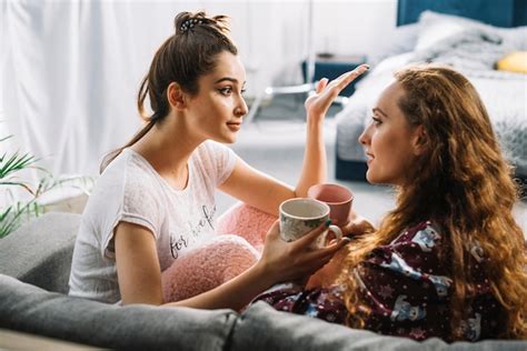 dos amigas conversando en un patio de colegio