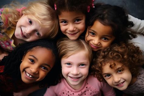 niños de diferentes etnias jugando juntos