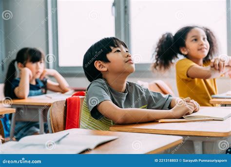 Niños y niñas asistiendo a la escuela