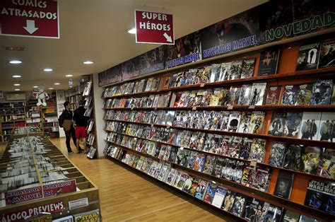Interior de la tienda Akira Cómics con áreas temáticas