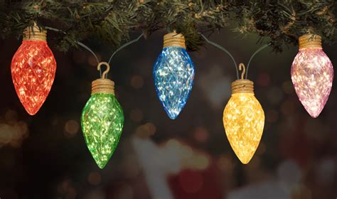 Decoración navideña con esferas y luces