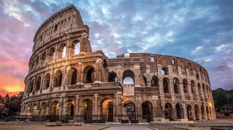Mosaico de imágenes históricas: Coliseo Romano, pirámides de Egipto, busto de Shakespeare