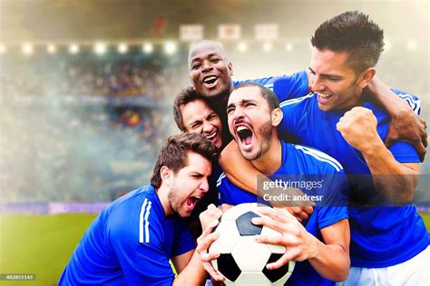 Equipo de fútbol celebrando un gol