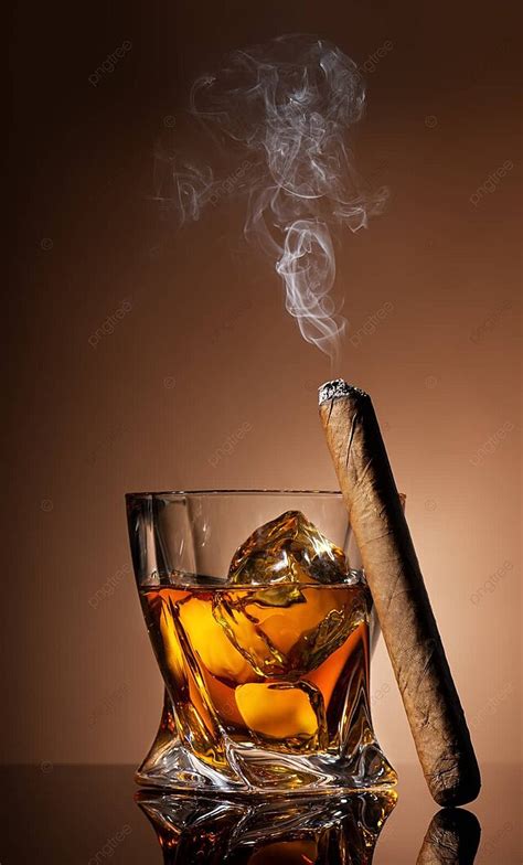 Eugenio con su característico vaso de whisky y cigarrillo