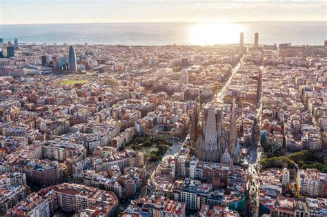 Vista panorámica de Barcelona con un toque de misterio
