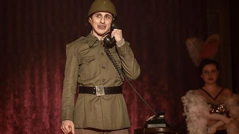 Miguel Gila en el escenario con un uniforme militar de juguete
