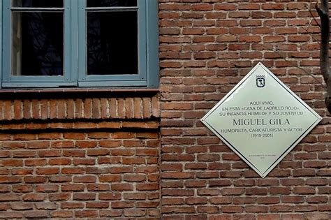 Placa conmemorativa de Miguel Gila en Madrid