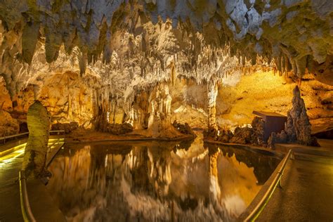 Representación de la entrada a la Cueva de las Maravillas