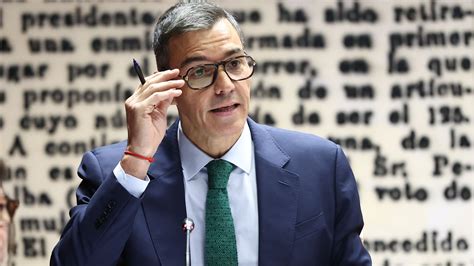 Ilustración de Pedro Sánchez levantándose tras una caída, estilo cómic