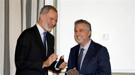 Carlos Giménez recibiendo un premio