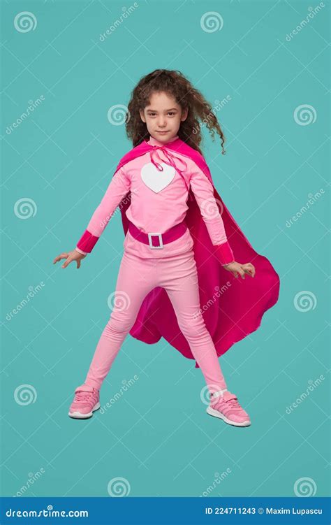 Niña disfrazada de superheroína