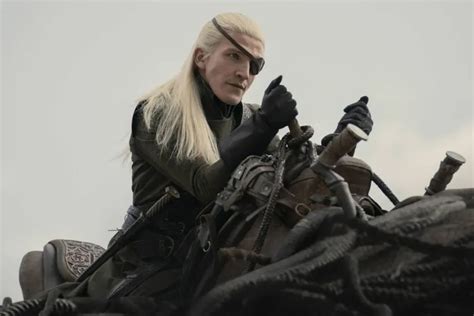 Retrato de Aemond Targaryen con su dragón Vhagar