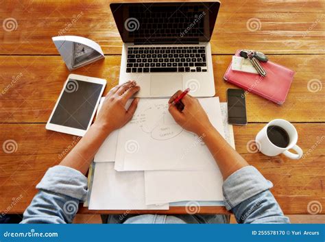 Ilustración de una persona trabajando en un guion de novela gráfica con bocetos.