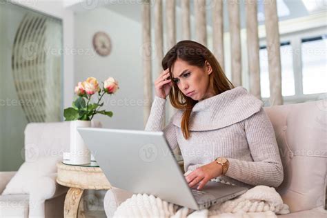 Una joven mirando con preocupación una marca extraña en su brazo.