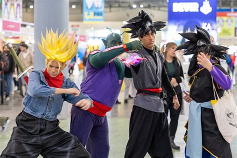 Cosplayers con katanas en el Salón del Manga