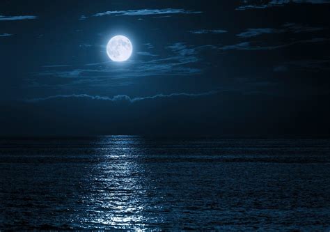 Una noche estrellada con una luna llena, evocando el momento de la invocación.
