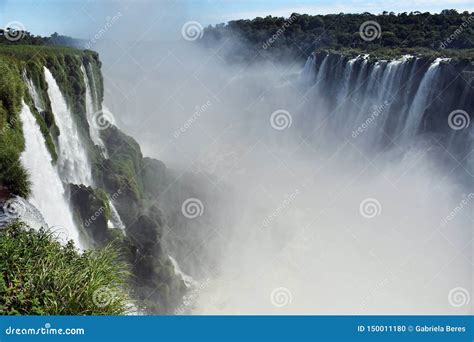 Casca junto a las cataratas, angustiada