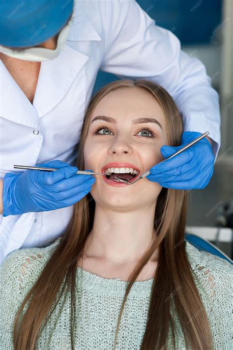 Dentista examinando los dientes de un paciente