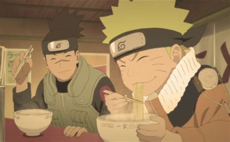 Iruka Umino y Naruto Uzumaki comiendo ramen en Ichiraku