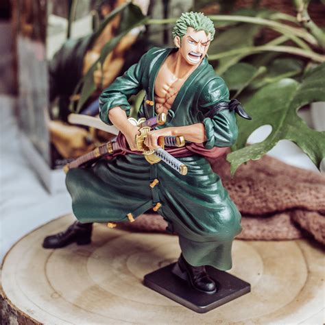 Detalles de la figura de Zoro, mostrando su equipo y espadas