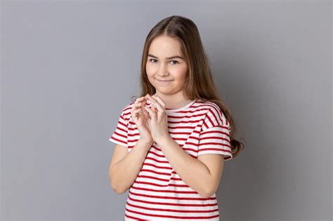 Niña planeando algo