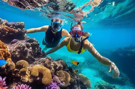 Turistas buceando cerca de un arrecife dañado