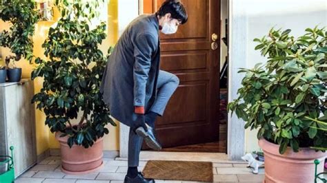 Obito tropezando al entrar en una casa