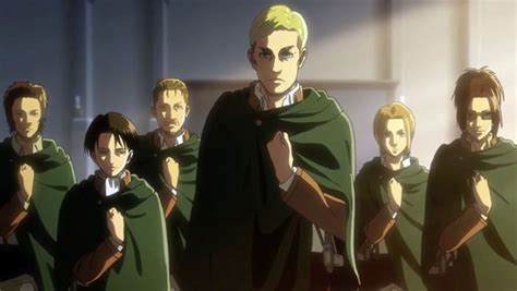 Erwin Smith en uniforme del Cuerpo de Exploración
