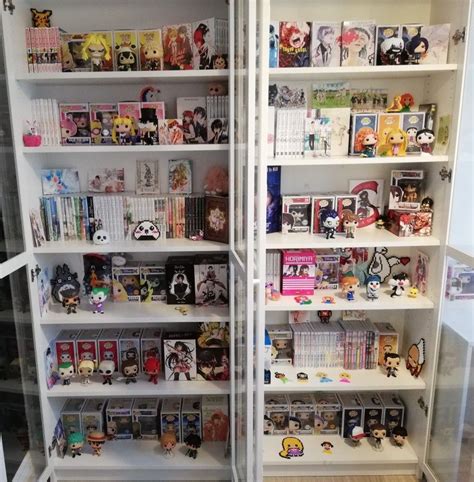Colección de mangas yaoi en estantería