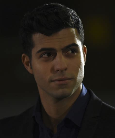 Retrato de Raphael Santiago, vampiro elegante