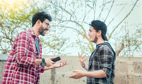 Dos jóvenes amigos conversando en un entorno escolar