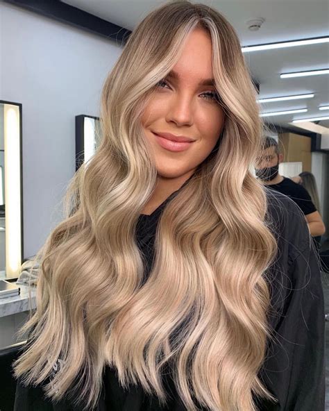 Resultado de cabello rubio brillante después de usar L'Oréal Paris Super Blonde