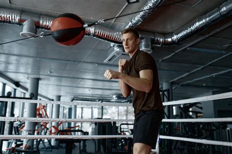 Joven boxeador entrenando en un gimnasio