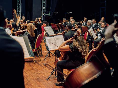 Orquesta interpretando música de anime