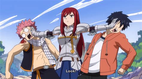 Erza golpeando a Natsu y Gray