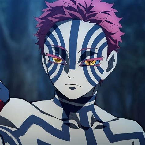 Detalle del rostro de Akaza mostrando sus marcas distintivas