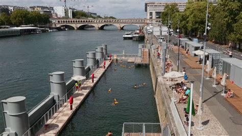 Un ataúd flotando en el río Sena